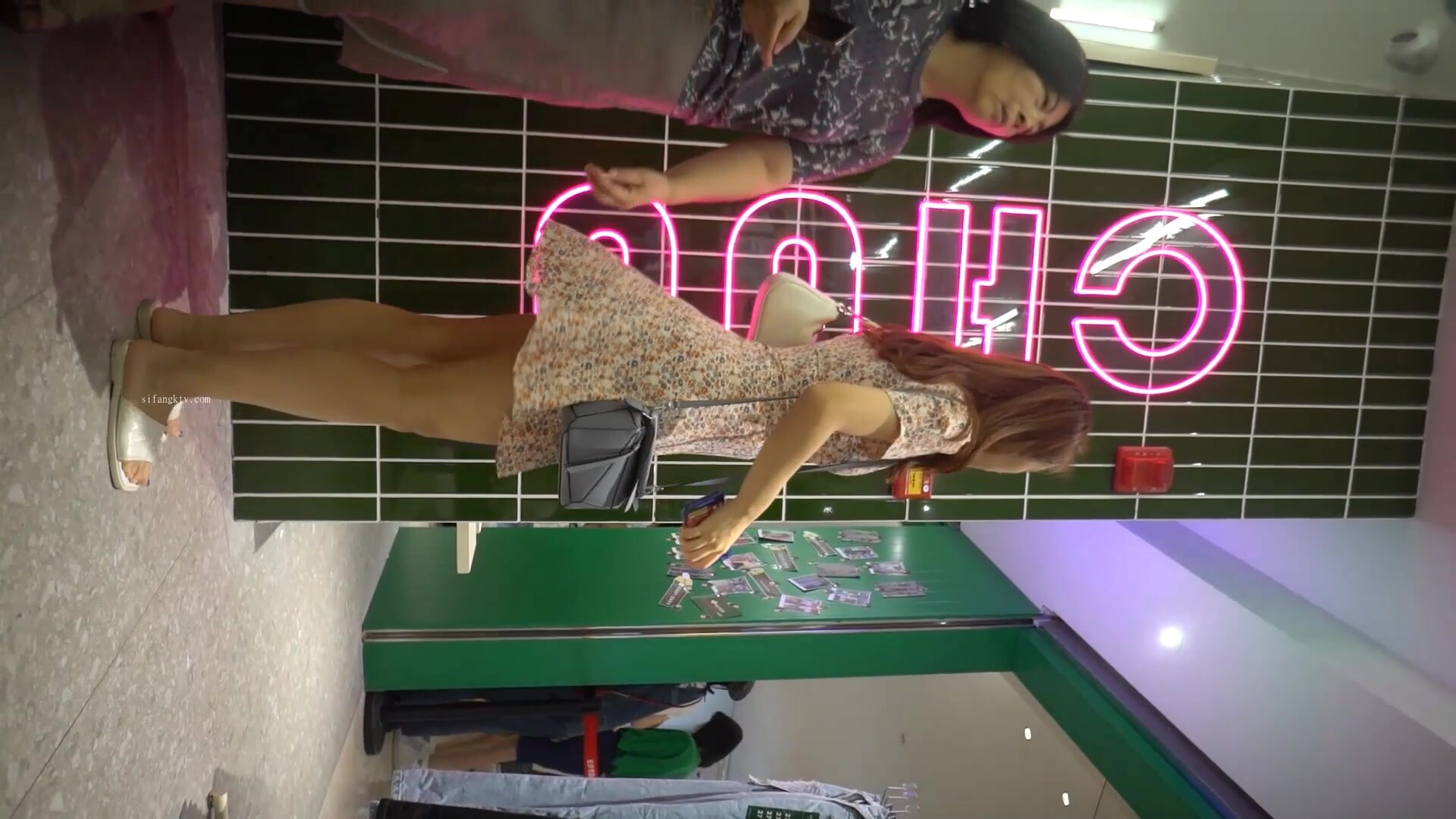 YC商场抄底韩装品牌店两个花裙校花妹当众换衣露出诱人的白内