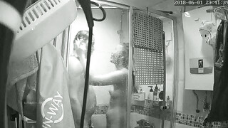 《家庭隐私真实泄密》水暖工偸偸在房主家浴室暗装针孔长时间记录两口子日常洗澡，喜欢鸳鸯浴，喜欢在浴室过夫妻生活 (10)