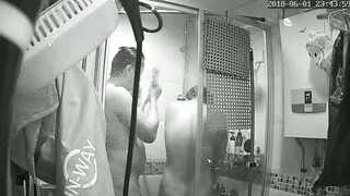 《家庭隐私真实泄密》水暖工偸偸在房主家浴室暗装针孔长时间记录两口子日常洗澡，喜欢鸳鸯浴，喜欢在浴室过夫妻生活 (10)