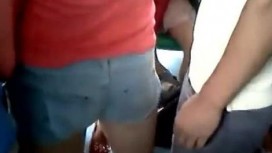 公交車上找死男竟敢當眾摸牛仔熱褲美女的性感翹臀和雪白大腿