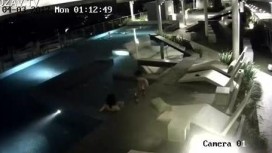 網爆門事件香港某酒店一對情侶趁著夜晚沒人在頂層游泳池啪啪被監控拍下