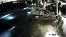 網爆門事件香港某酒店一對情侶趁著夜晚沒人在頂層游泳池啪啪被監控拍下